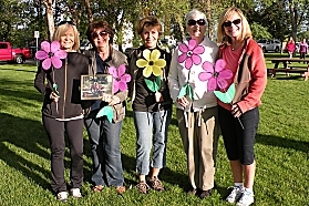 Grupo de Mujeres con Flores_webresizer.JPG