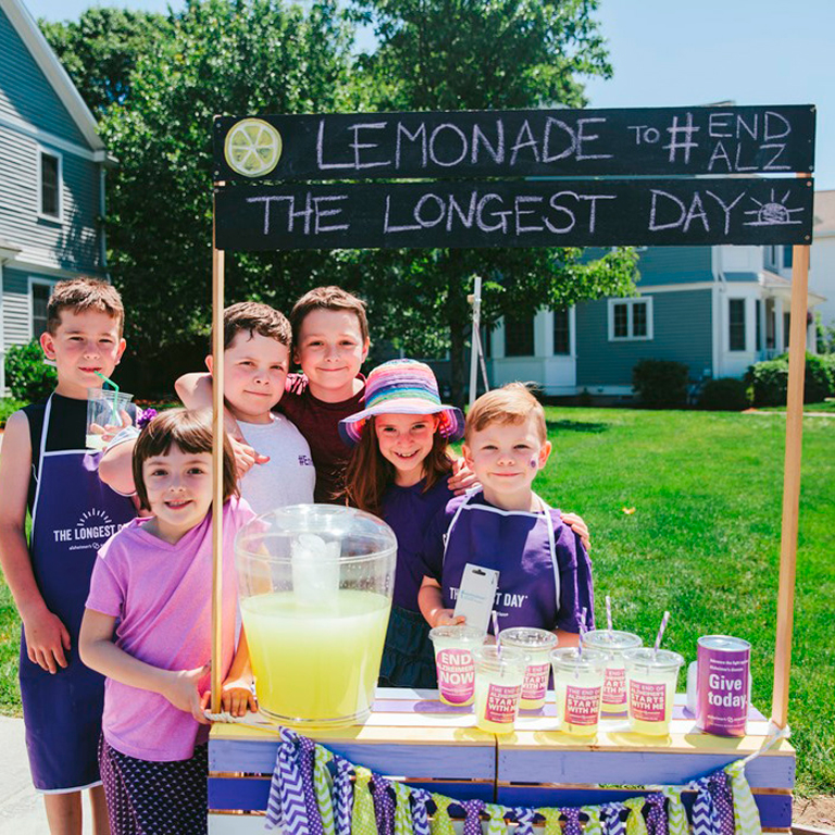 kids with a lemonade stand