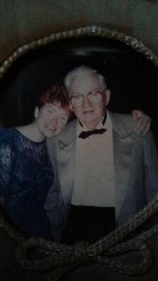 Mi padre y yo en 1989, su demencia se notaba mucho en esta boda familiar. yo tenía 19
