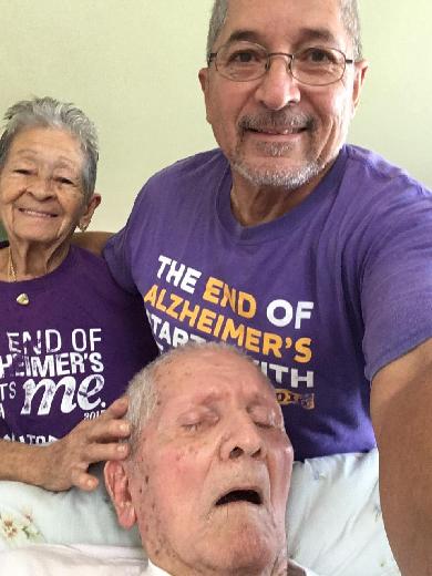 Mi papá y mi abuela lucen con orgullo playeras de pasadas caminatas de Alz con mi abuelo Juan, que vive en un estado altamente discapacitado.