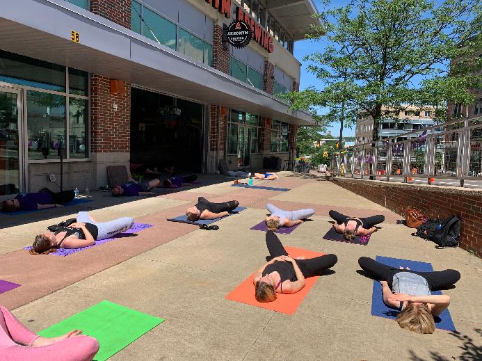 El día más largo, 22 de junio de 2019 | Clase de yoga para todos los niveles de Akron Yoga and Wellness en Akronym Brewing en Akron.
