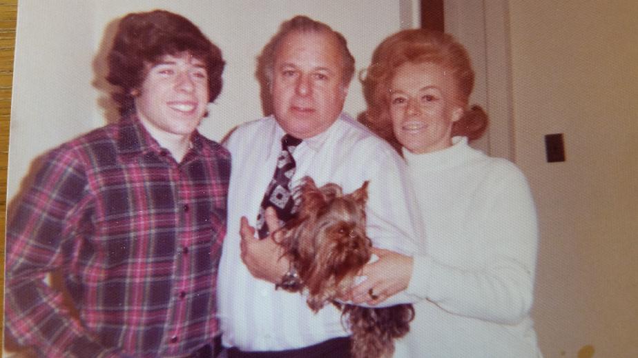 Mamá, papá y yo alrededor de 1974