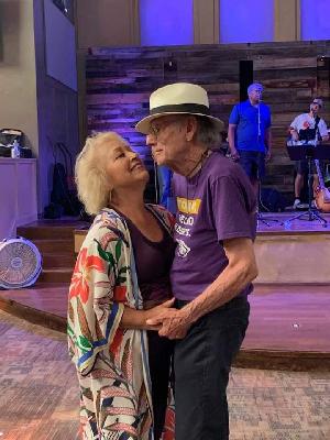 ¡Tim y Rosemary habían estado casados ​​por 63 años! Esta foto se tomó cuando bailaban juntos en nuestra recaudación de fondos ALZ Walk Band 2019 con Siers Brothers, Reflectors y Victor's Crew.
