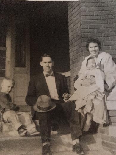 Nuestra familia alrededor de 1956 - Mi hermano, Ted; mi papá, Rubén; mi mamá, Darlene y yo.