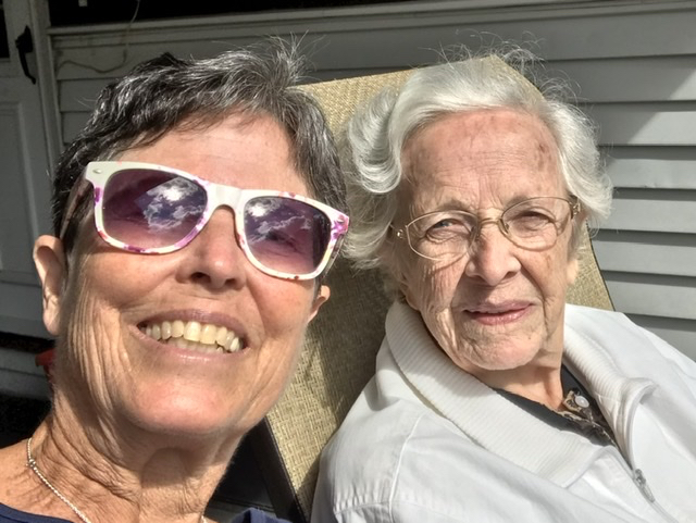 Disfrutando de un día soleado en Pensilvania con mamá.