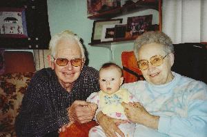 Mi abuelo y mi abuela con mi hijo mayor. Nunca recordó el nombre de Jo. Ya había estado viviendo con Alzheimer's durante unos 10 años en este punto. Estoy muy agradecida de que mis dos hijos hayan tenido la oportunidad de conocer a mi abuelo. Vivió otros 13 años después de que se tomó esta foto.