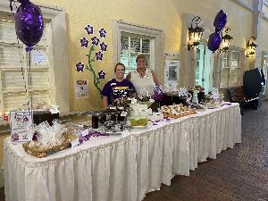 Nuestra primera venta de pasteles el 7.22.22 para recaudar fondos para luchar contra el Alzheimer. Holly Ford y Julie Pixley