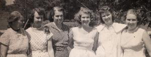 De izquierda a derecha: Miss Mamie, Hulda, Elizabeth (Mama), Jackie, Heppie, Derial