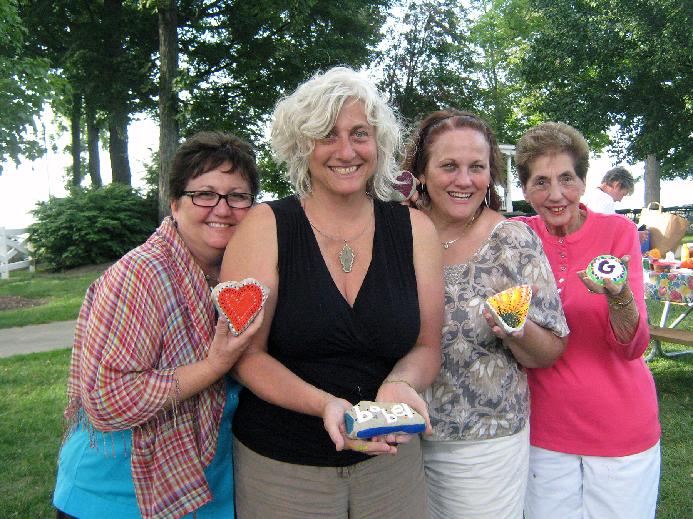Pintando rocas en Lakeside con mamá y mis hermanas en 2011