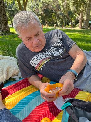 Bill pelando mandarina en Doyle Park