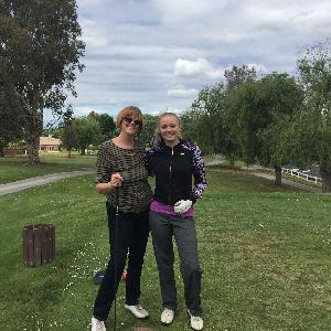 con la nieta Olivia durante el golf anual del Día de la Madre