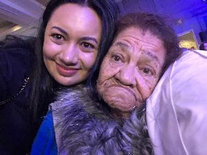 Esta es mi abuela Pina, falleció en mayo de 2020 y tenía demencia cuando falleció. Esta es una foto nuestra de la última vez que la vi.