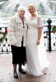 Mi abuela Marlene y yo en la ceremonia de mi boda.