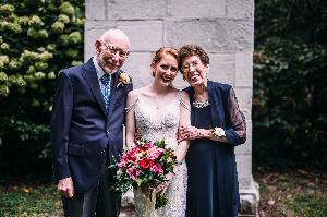 El abuelo acompañó a mi "Abuela de las flores" por el pasillo en 2019. Un día muy, muy feliz. Uno de los poemas de amor que escribió para ella apareció en el programa de nuestra ceremonia. Me sentí muy honrado de tenerlos a ambos a mi lado.
