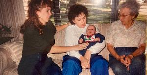 En la foto aparecen: Ruth (extremo derecho), Sandy (centro), Donna (extremo izquierdo) y Dani (bebé)