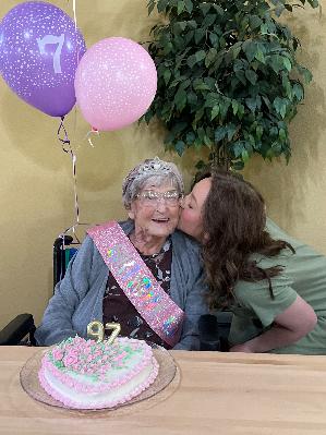 Juanita Adams y Chloe Holt en el 97 cumpleaños de Juanitas en abril de 2023