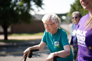 2023 MaryAnn, joven residente de 90 años de Dallas Retirement Village, haciendo el Walk to End Alzheimer!